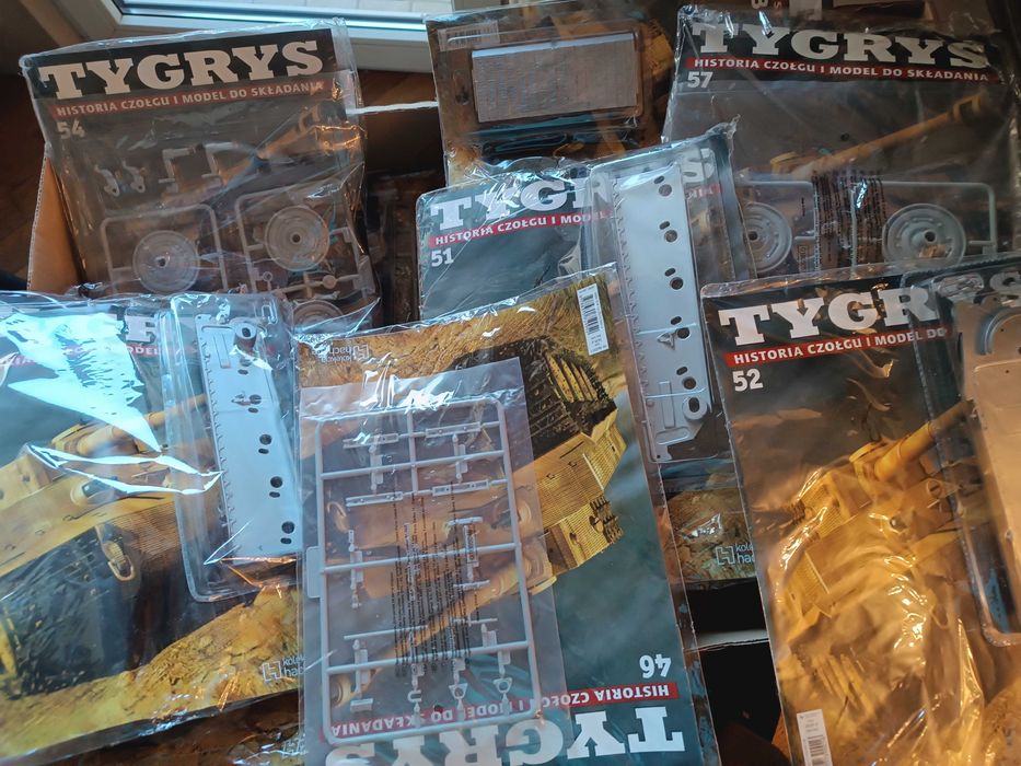 TYGRYS HACHETTE 1/16 zaszyty + części