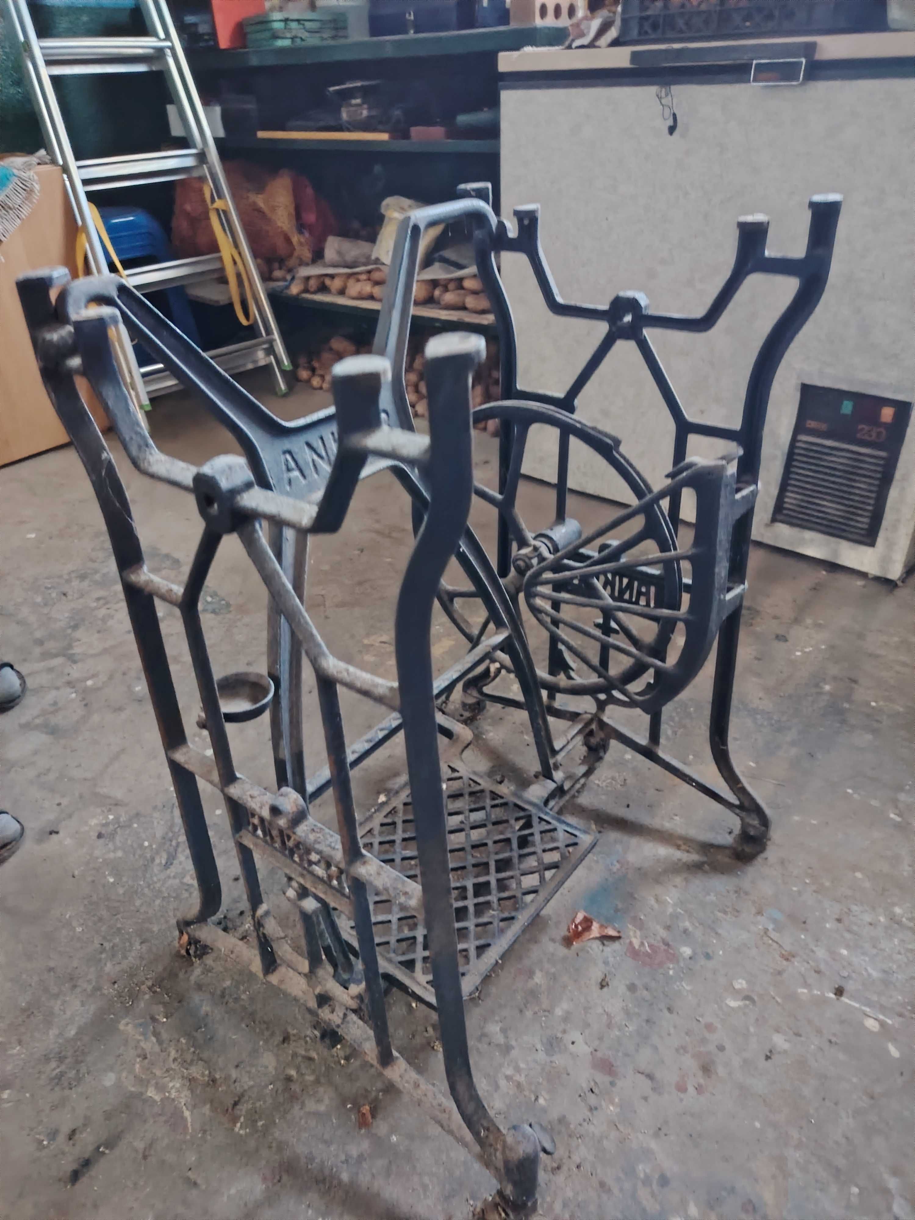 Estrutura de máquina de costura antiga