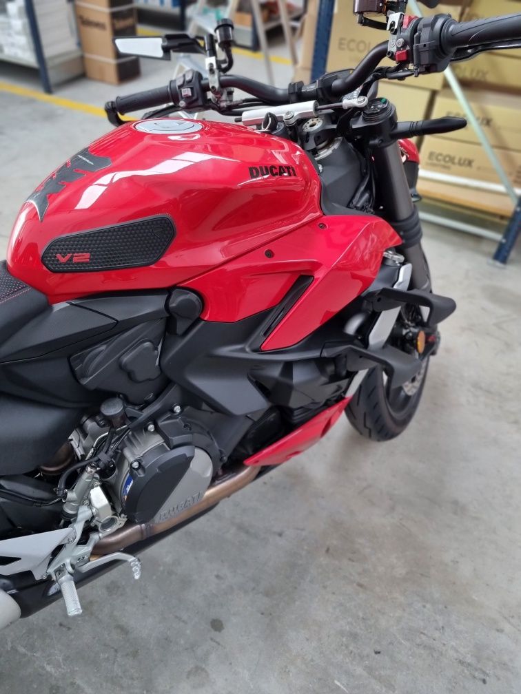 Ducati streetfighter v2