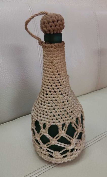 Garrafa decorativa adornada com proteção em corda náutica