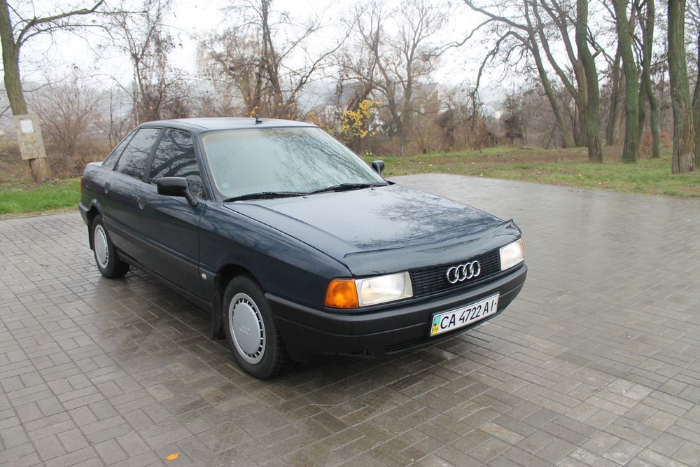Audi 80        .