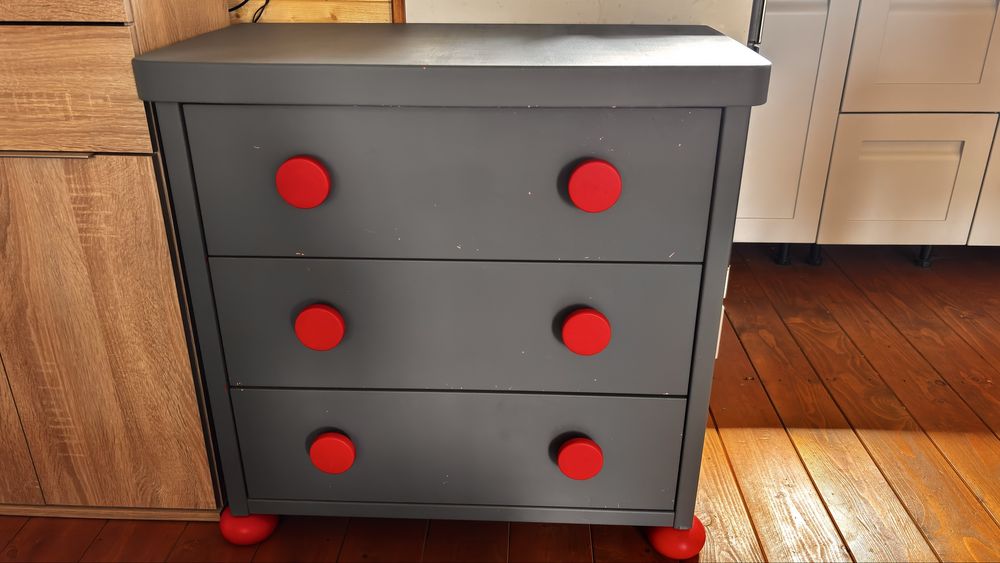 Szafka dziecięca z szufladami – szara z czerwonymi uchwytami