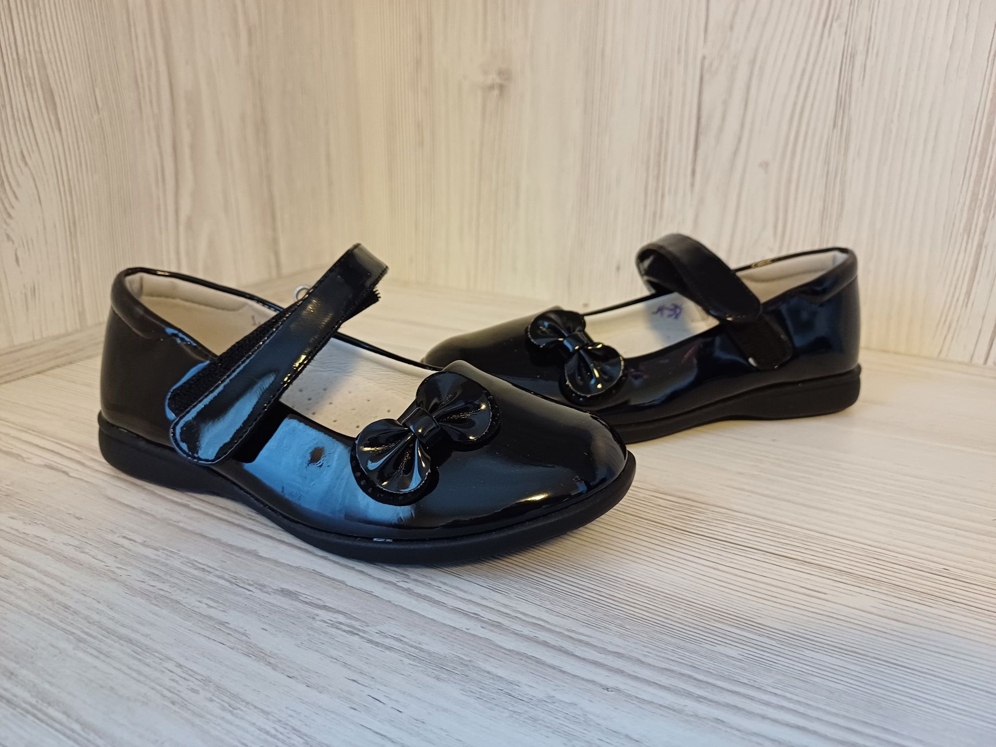Продам новые лаковые туфли для девочки Apawwa (Румыния)