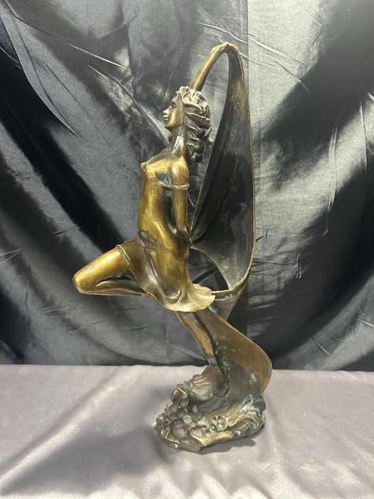 Rzeźba kobieta z mosiądzu