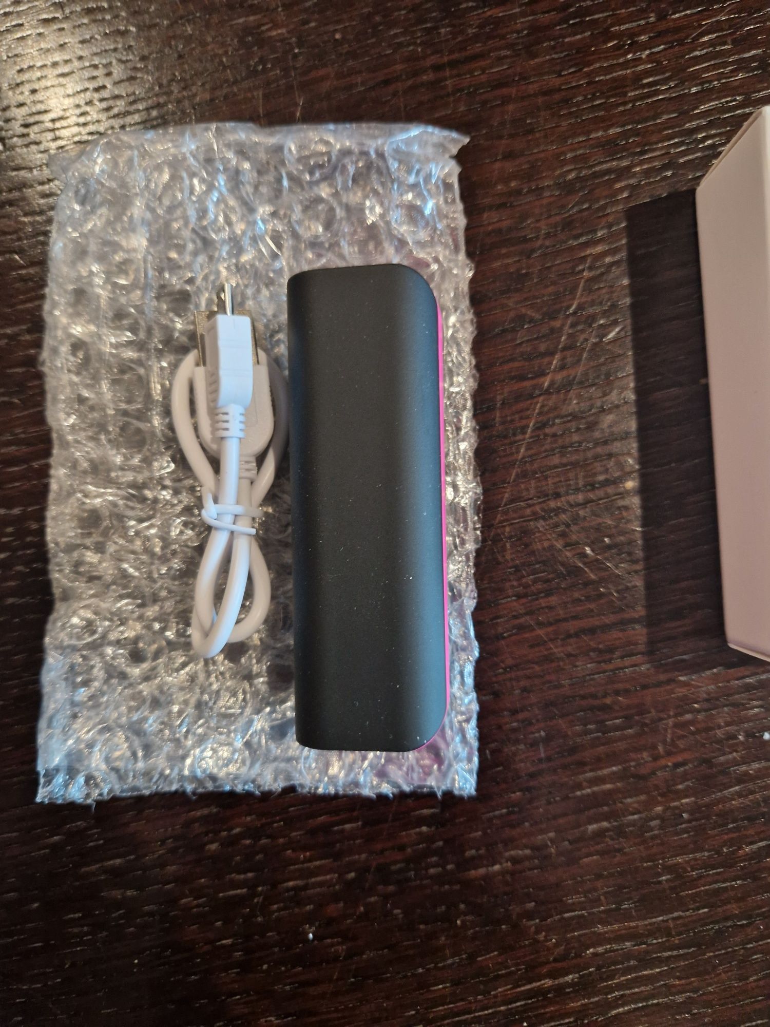 Powerbank  2600 mAh różowy lub fioletowy