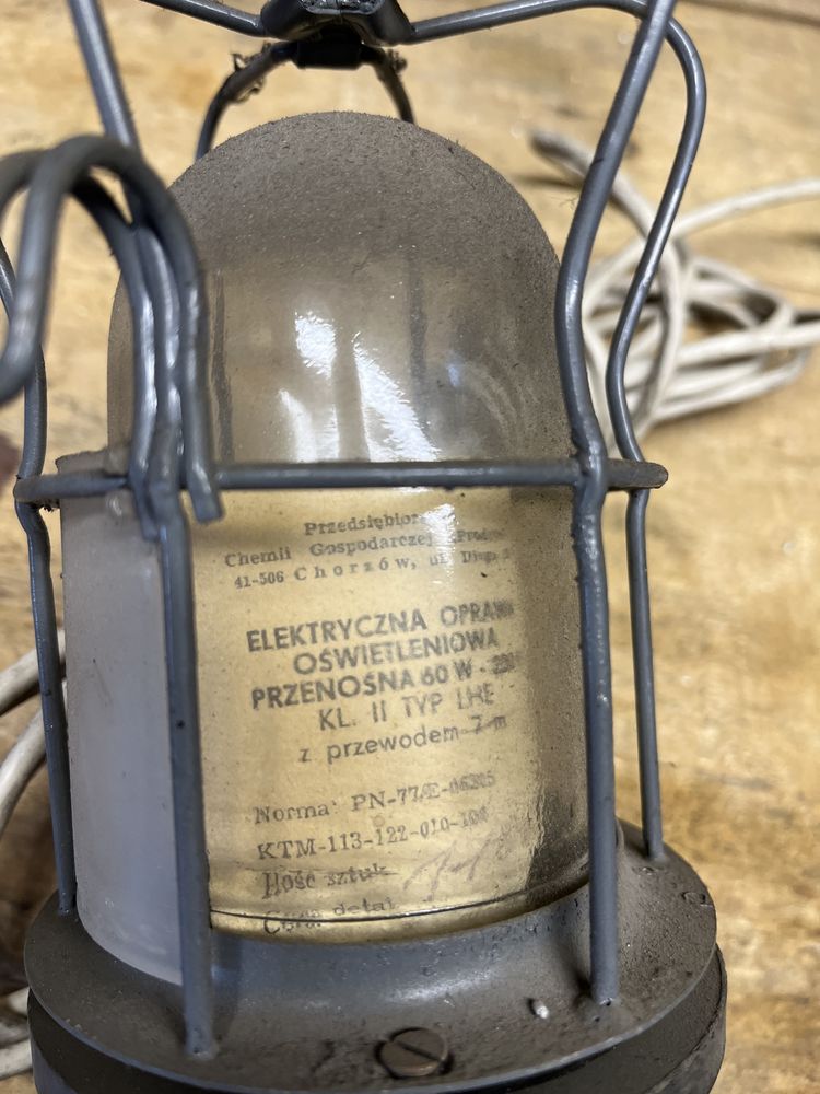 Elektryczna oprawa oswietleniowa PRL garaz piwnica