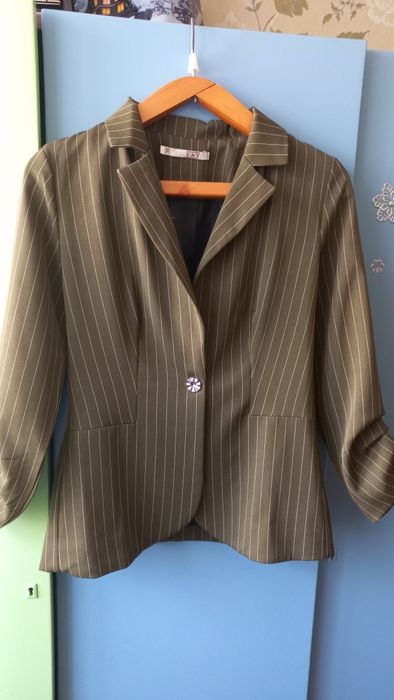 Жіночий брючний костюм