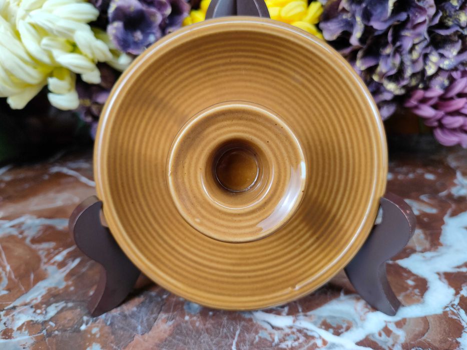 Ceramiczny prążkowany świecznik z okapnikiem