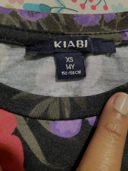 T-shirt com detalhes de flores e escrita