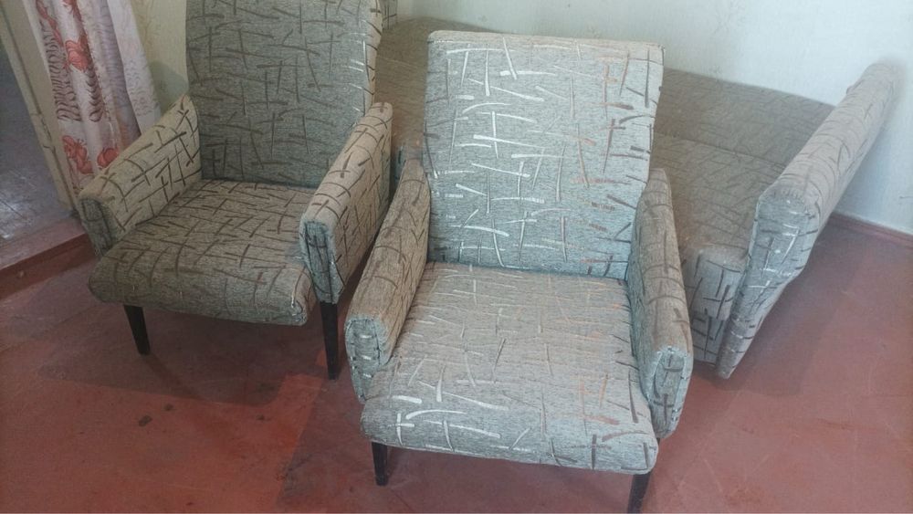 Прода диван и два кресла.