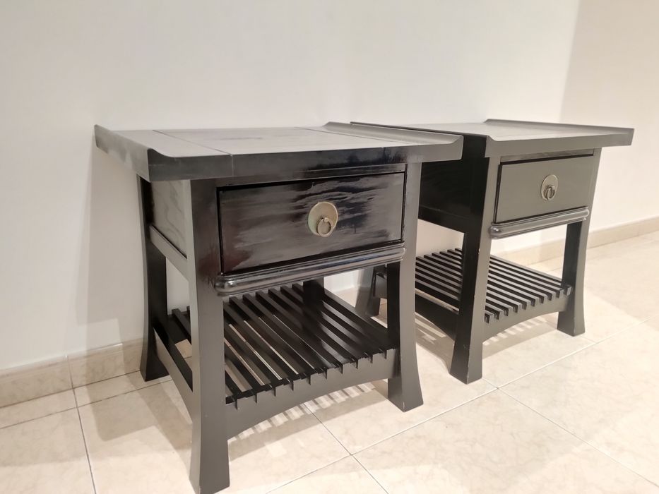 Mesa de cabeceira oriental