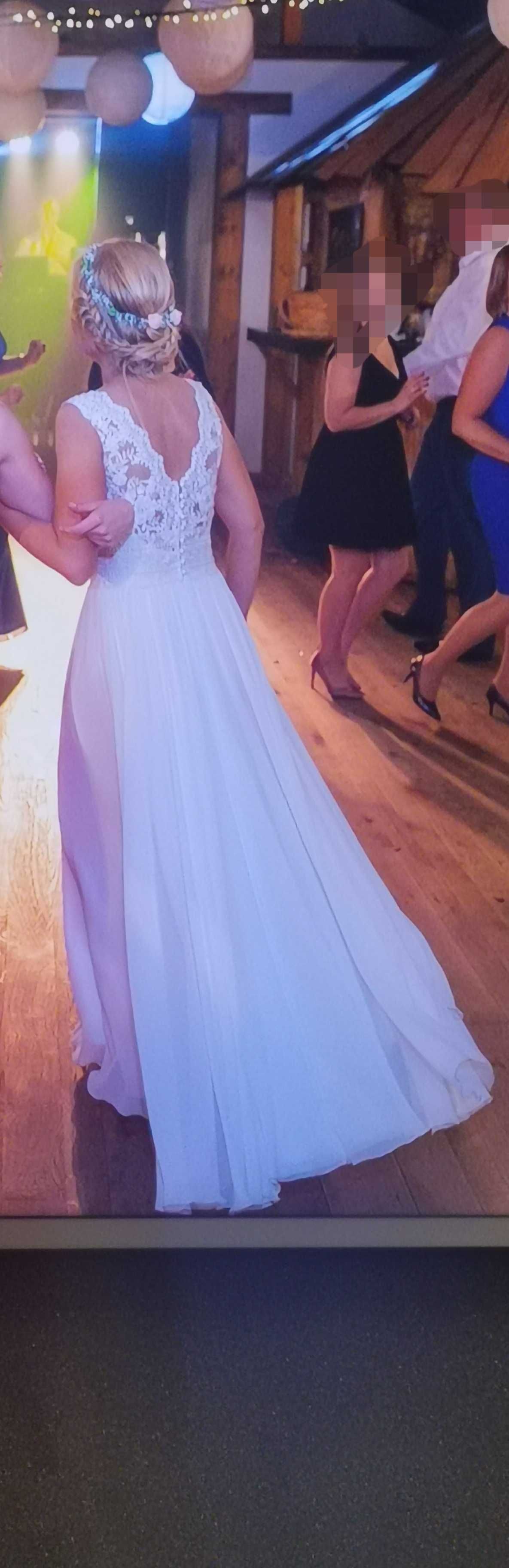Piękna prosta suknia ślubna