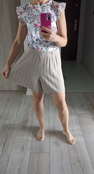 Spodenki XL. Rozciągliwe, luźne.