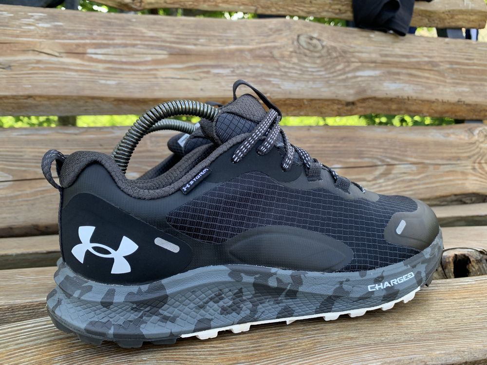 Under Armour w Charged бігові кросівки