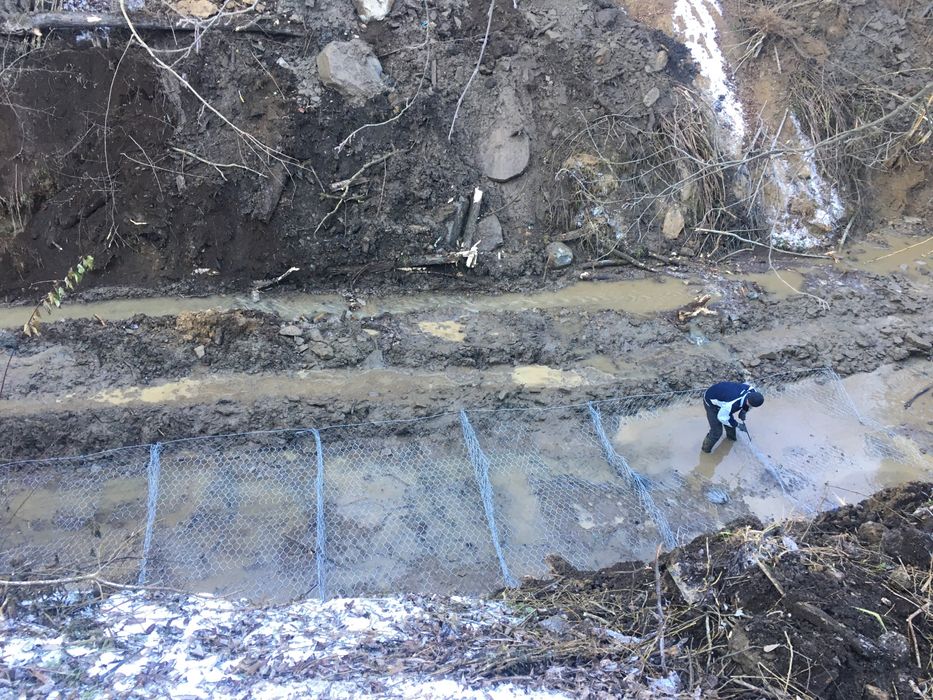 Робота з  габіонами,укріплення берегів.