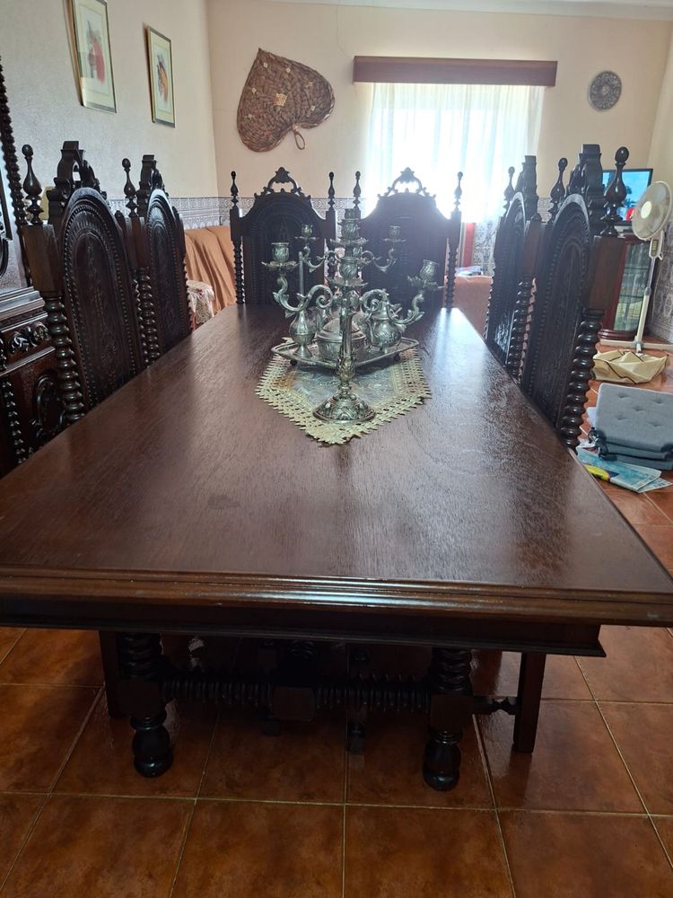 Mesa de jantar e 8 cadeiras antiga