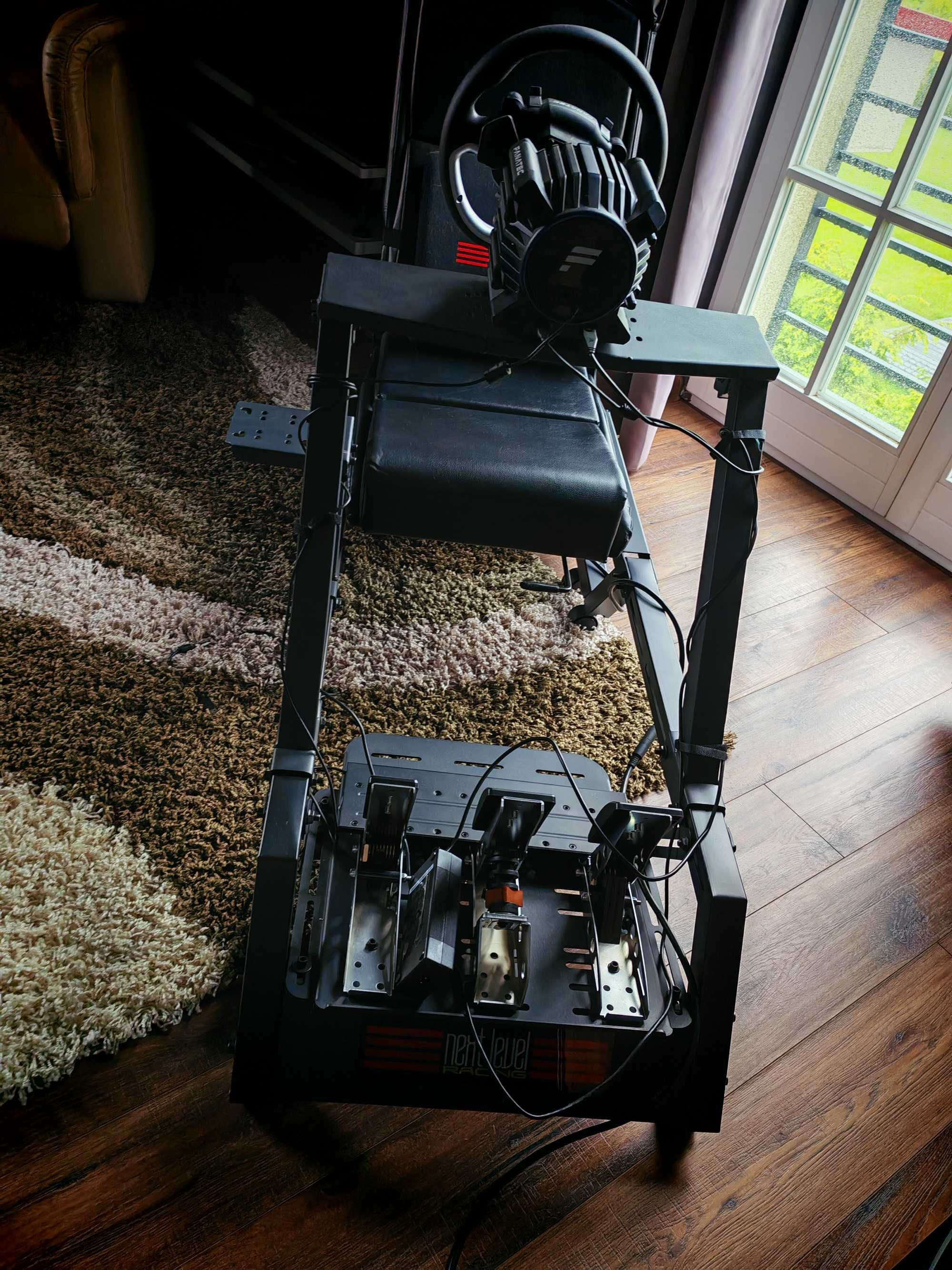 Sim rig racing Next Level Racing F-GT, Fanatec DD pro, CSL, buttkicker