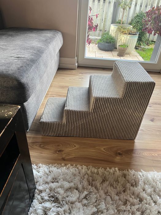 stylowe schodki z materiału dla psa , pasujące do sofy i łóżka