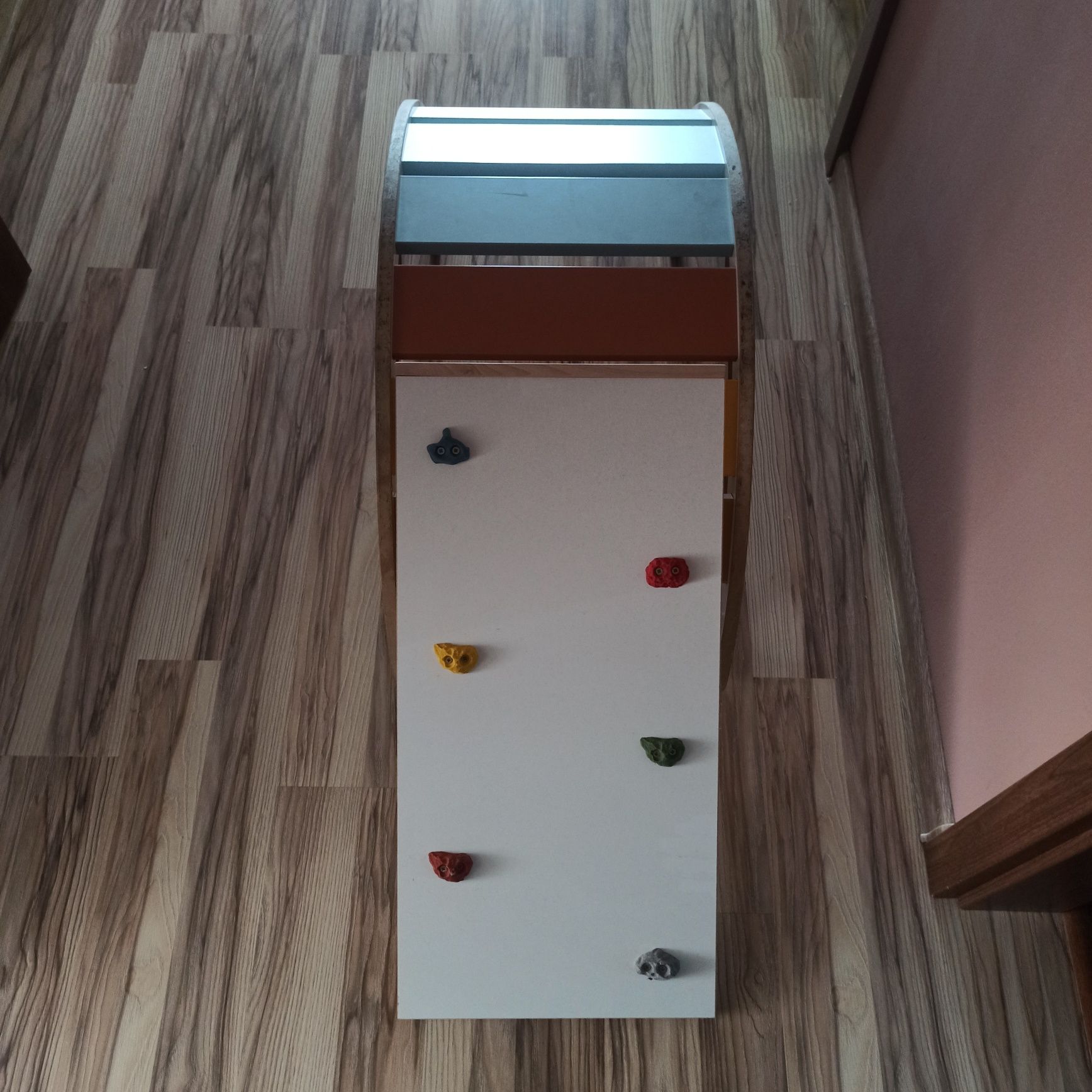 Drewniany bujak dla dziecka „montessori”.