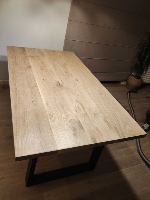 Stół dębowy z litego drewna – elegancja i trwałość na lata