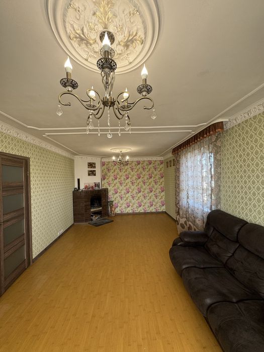 Продам будинок з гаражем