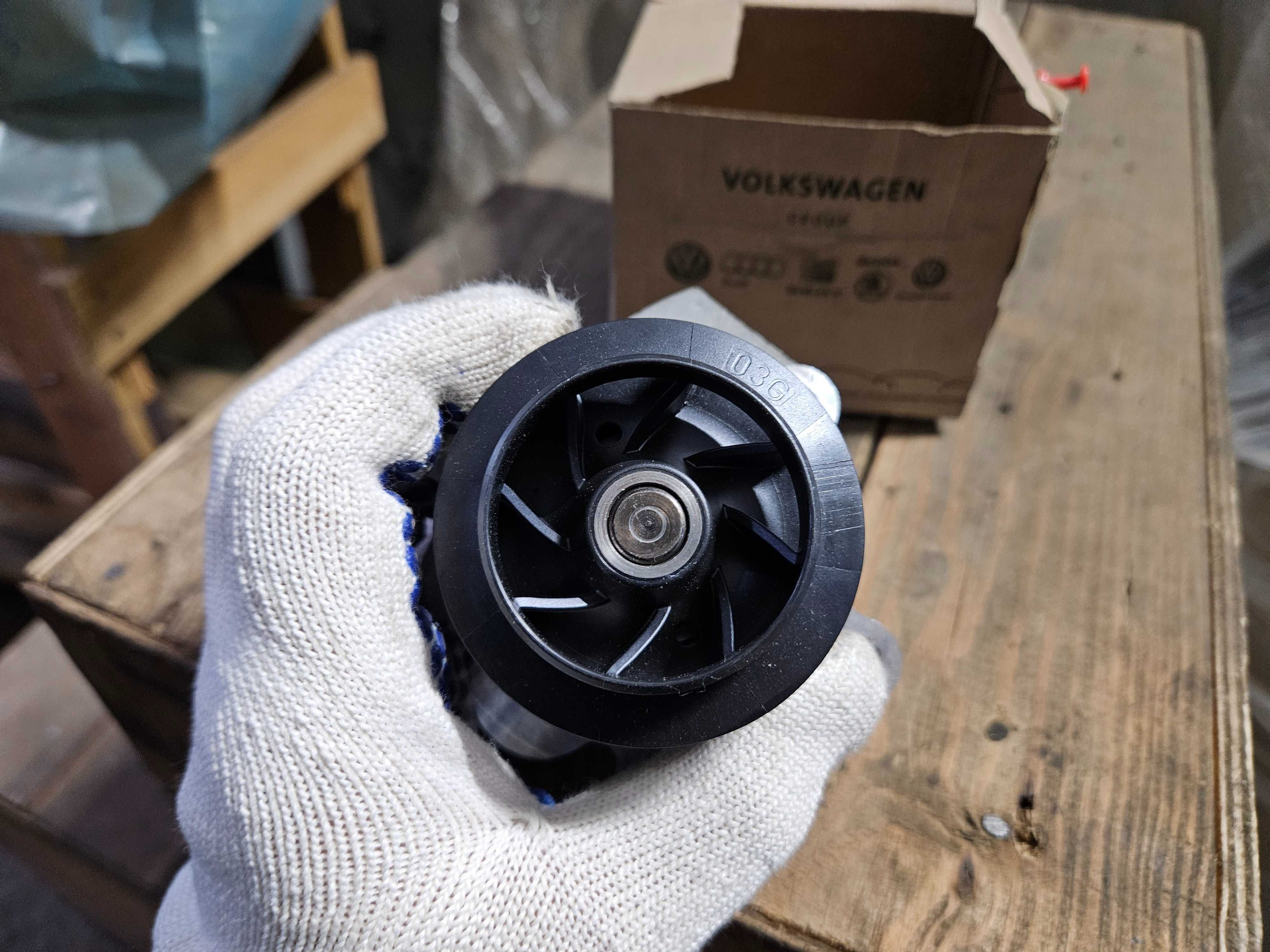 03L121011P Помпа водяна VAG