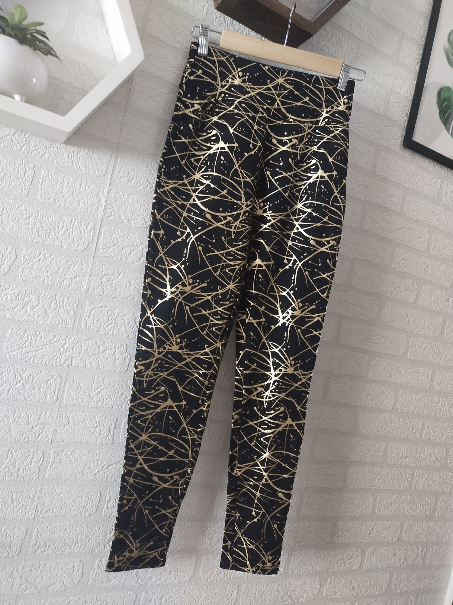 Nowe legginsy damskie ze złotym wzorem XS S