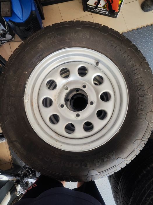 Koła zimowe  Continental 4x4 Contact 205/70R15. Suzuki