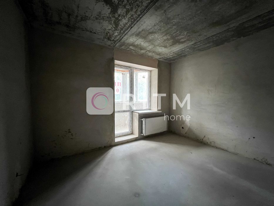 Продається простора квартира в ЖК «Над рікою» на першому поверсі.