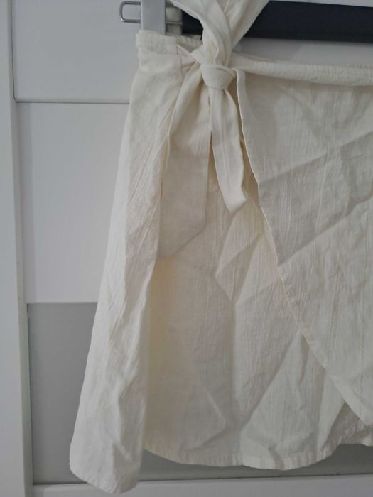 Biała kopertowa spódnica
