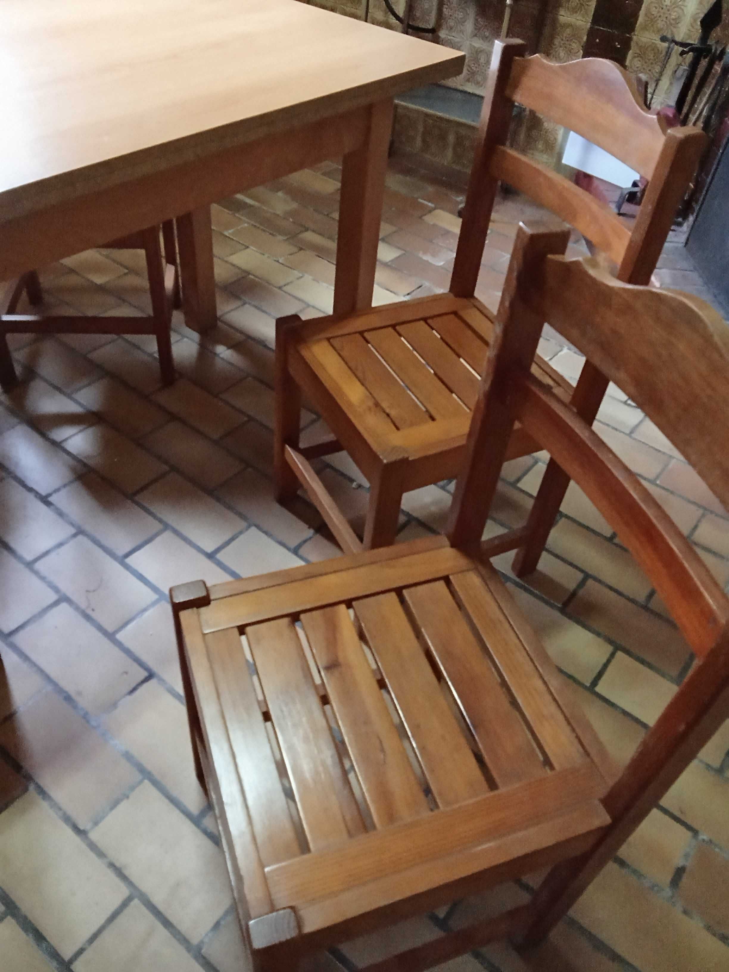 Mesa de cozinha com  6 cadeiras de madeira maciça