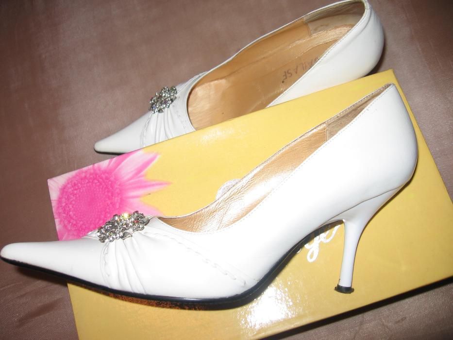 Продам туфли белые свадебные выпускные 39 р-р