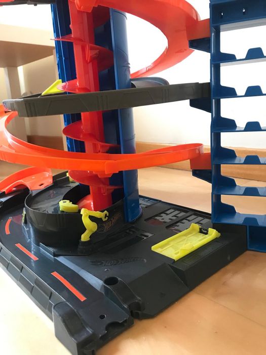 Mega garage Hot Wheels