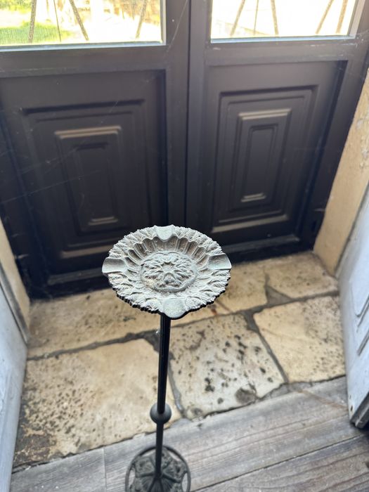 Cinzeiro antigo de pe trabalhado