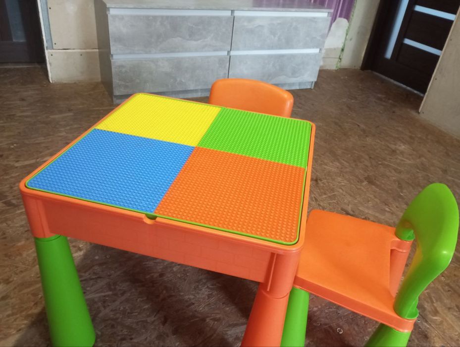 Продам дитячий стіл + 2 стільчика