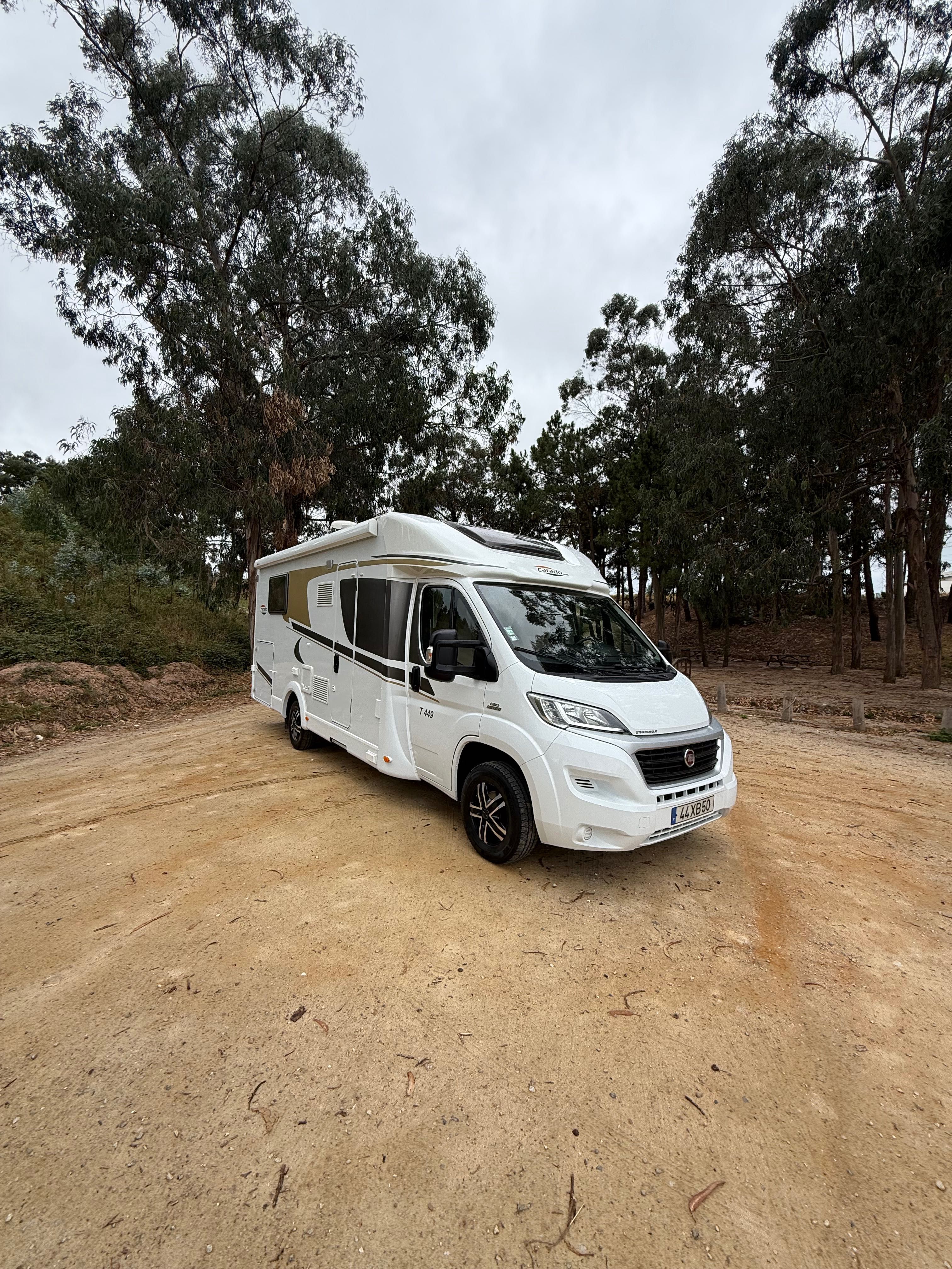 Autocaravana perfilada cama central e basculante