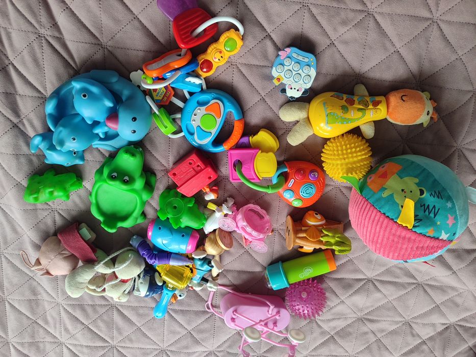 Лот різних іграшок для малюків