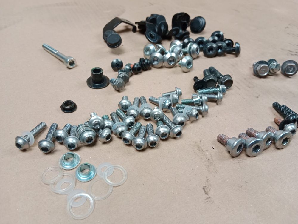 Kawasaki Z900 Śrubki Owiewek Śrubka Owiewki Śruby Śruba Oryginalne 23!