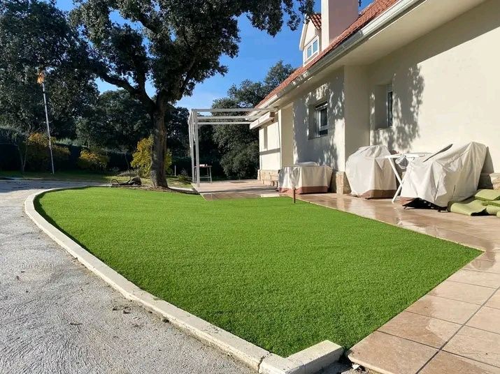 Aluguer de mini giratória com manobrador, aplicação relvas ,piscinas