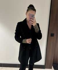 Czarny wełniany płaszcz