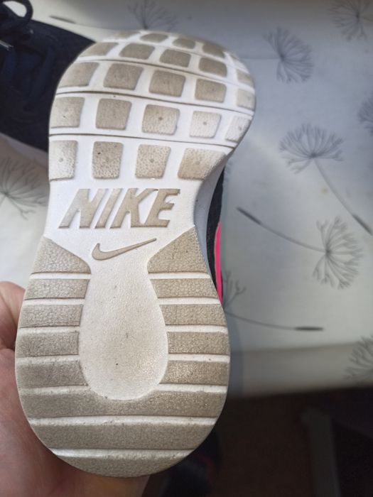 Продам  кроссовки для девочки