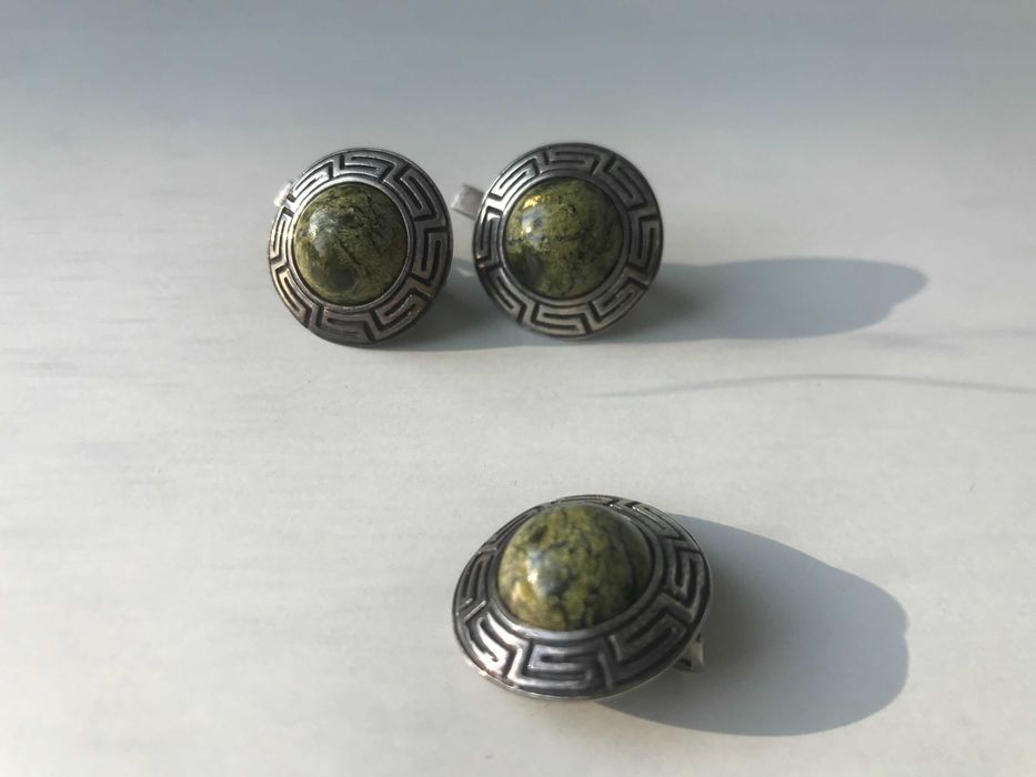 Комплект из серебра 925 пробы ( серьги, кулон  с змеевиком)