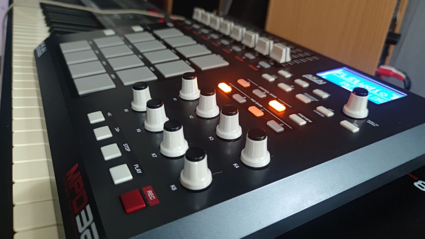 AKAI MPD 32  midi controller в  отличном состоянии ,