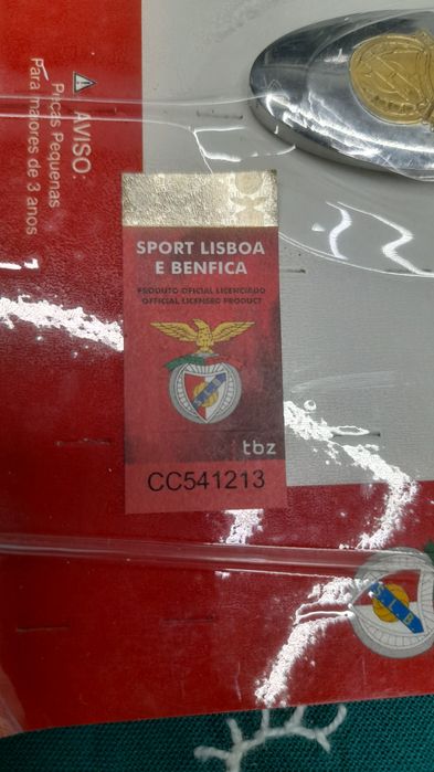 Blister com duas peças de churrasco do Benfica