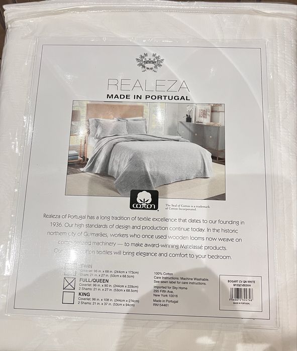 Colcha de exportação com duas almofadas iguais.