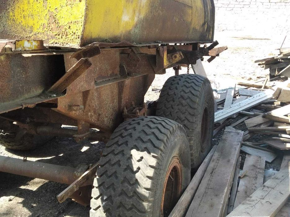 Прицеп-шасси ПТС-9 с емкостью 8 кубов, с битумом