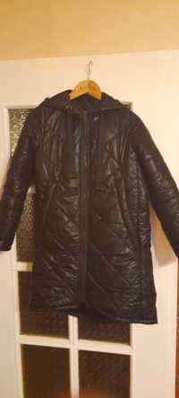Czarną dłuższa kurtka zimowa w rozm 36-38