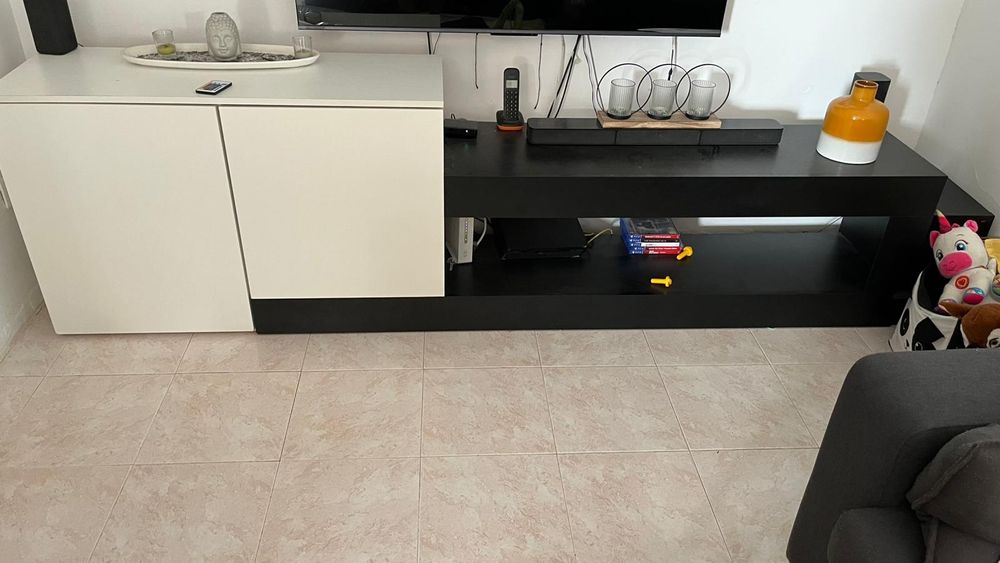 Móvel de sala branco e preto