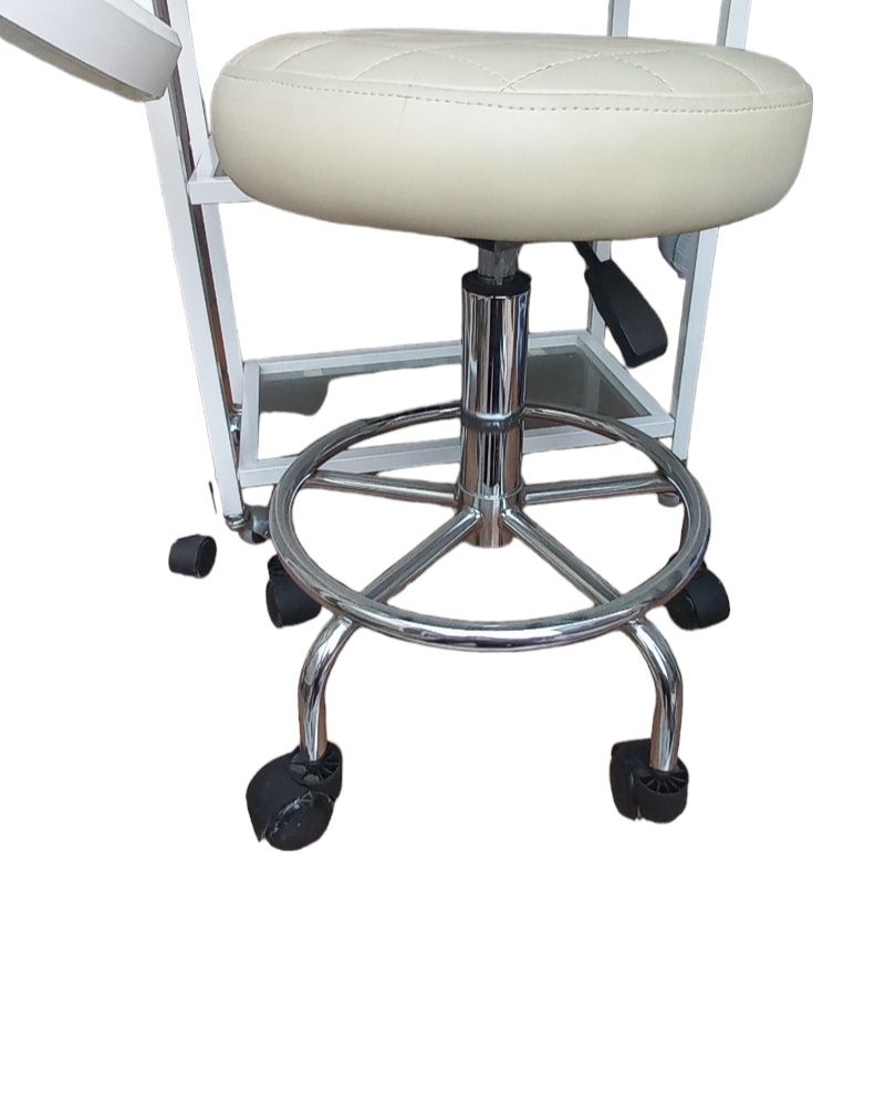 Косметологическая кушетка, лампа, тележка и стул