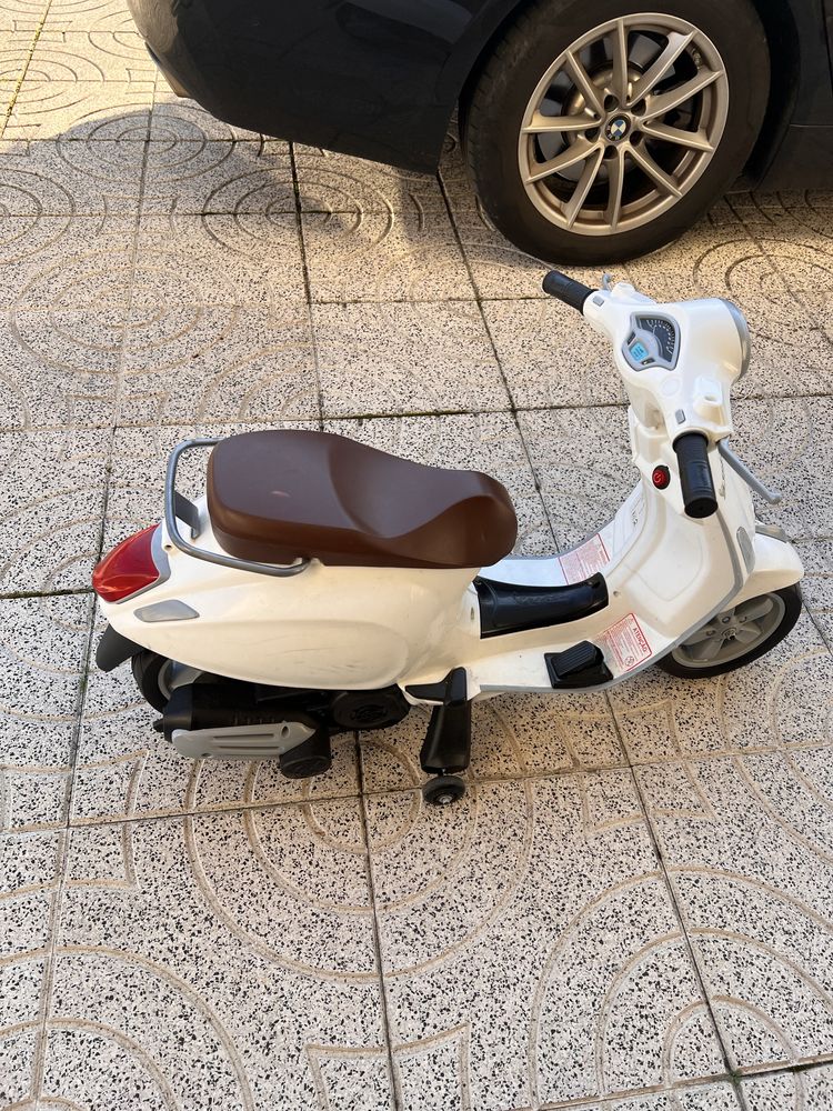 Moto elétrica para criança Piaggio